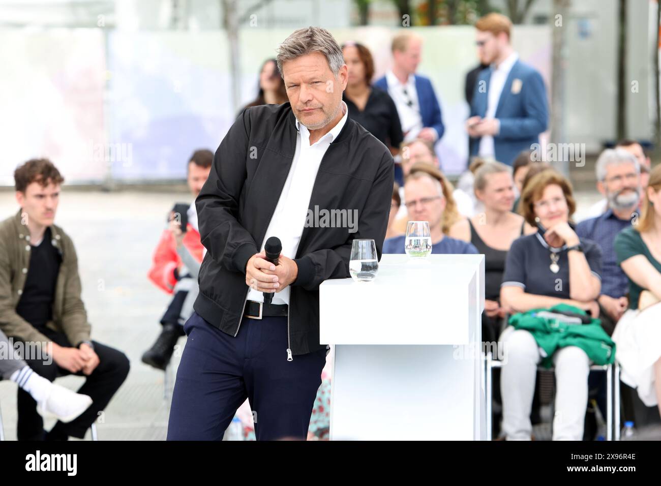 Dr. Robert Habeck, Vizekanzler und Bundesminister für Wirtschaft und Klimaschutz, nehmen am Demokratiefest Teil Stockfoto