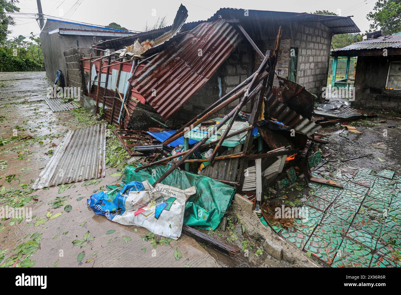 Laguna, Calabarzon, Philippinen. 28. Mai 2024: Eine philippinische Küche und ein philippinisches Haus wurden durch den starken Wind beschädigt. Taifun Ewiniar (philippinischer Name Aghon) hinterließ mindestens 7 Tote, Hunderte beschädigter Häuser und Tausende von Menschen, die aus ihren Häusern evakuiert wurden. Dieser erste Sturm im Jahr 2024 kam nach Monaten glühend heißen Wetters, das durch das Long El Nino Phänomen hervorgerufen wurde. Die von PAGASA (PH Weather) vorhergesagte Intensität überraschte viele unvorbereitete Filipinos und verursachte große Zerstörungen und Schäden. Quelle: Kevin Izorce/Alamy Live News Stockfoto