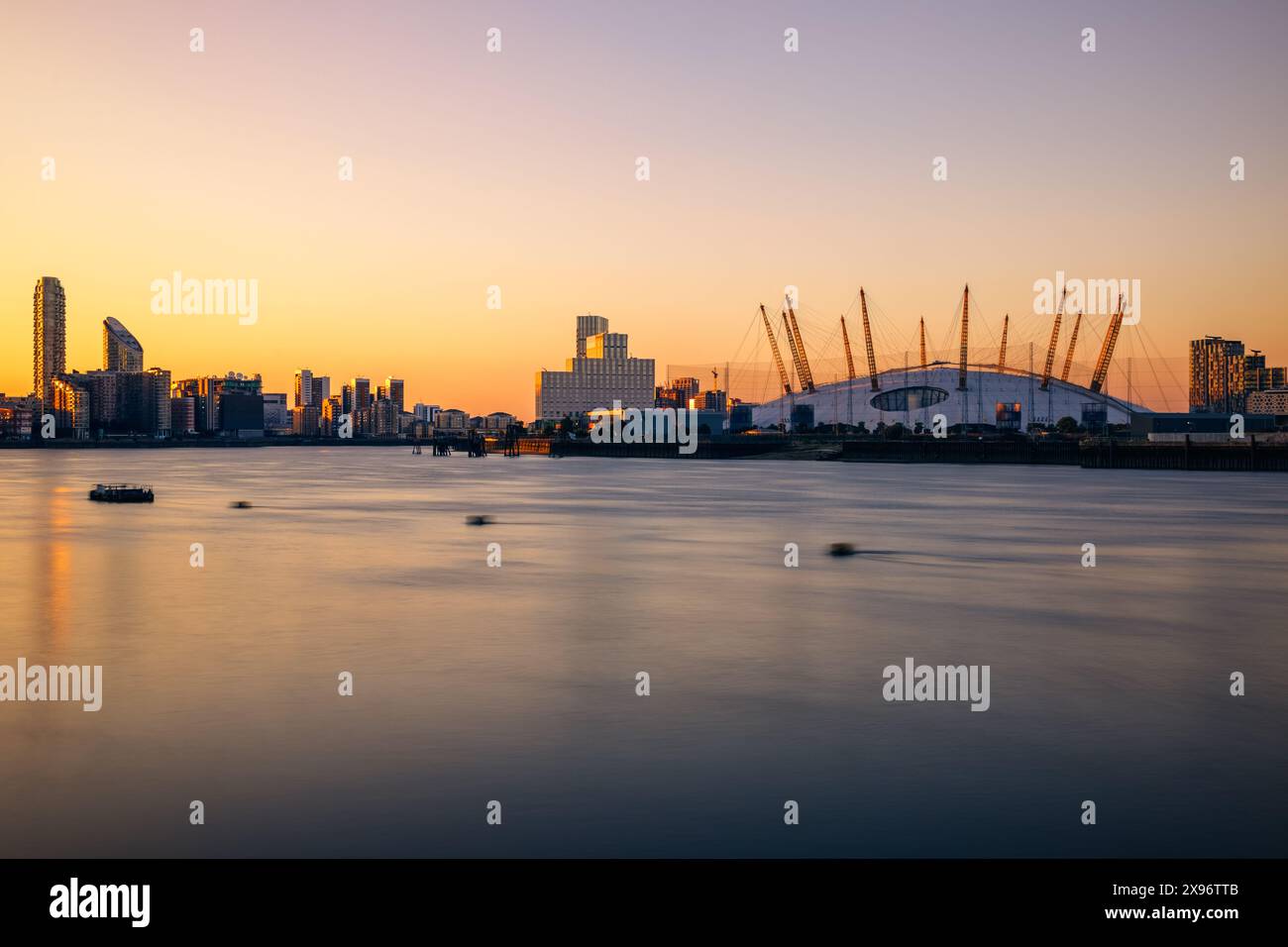 Langlebigkeit, Londoner Stadtlandschaft mit der O2 Arena bei Sonnenuntergang Stockfoto