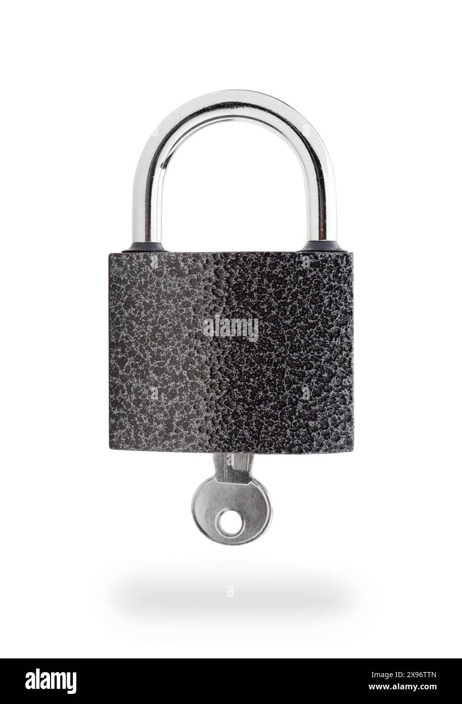 Neues mechanisches Vorhängeschloss aus Metall isoliert auf weiß. Stockfoto