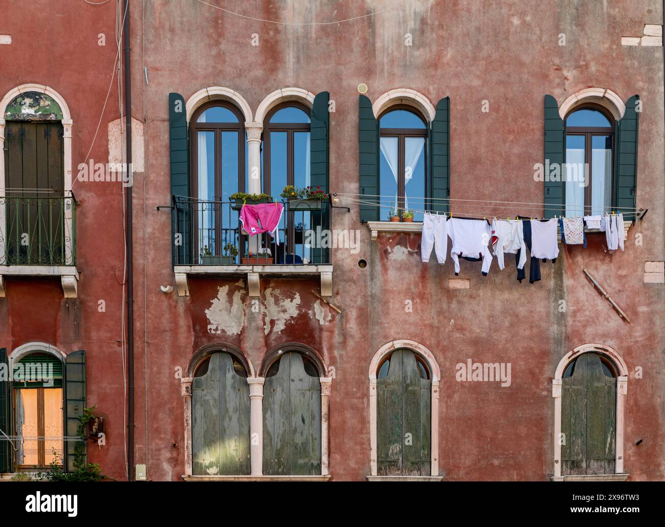 Wäschetag, Kleidung hängt an einer Wäscheleine, vor dem Fenster der Wohnung, Venedig Italien Stockfoto