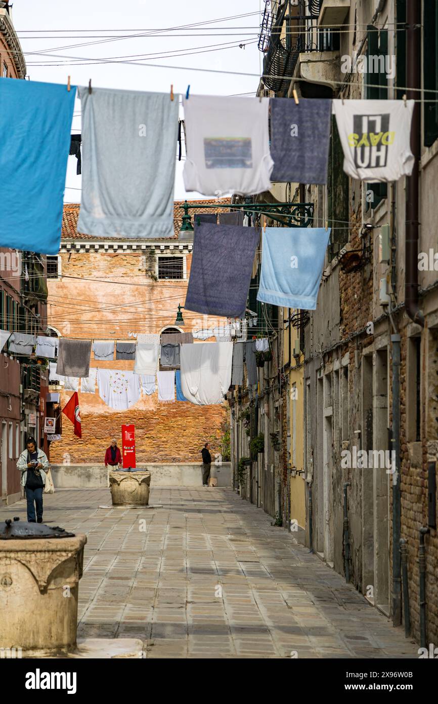 Kleidung hängt an einer Wäscheleine, Stadtbild, traditionelles Leben in Venedig Italien. Stockfoto