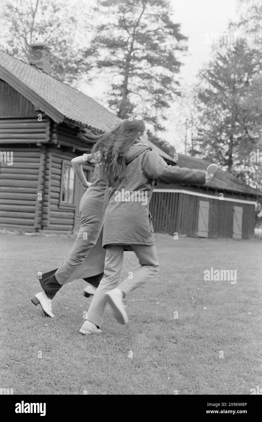 Aktuell 39-10-1971: Livet på Finnskogene. Charlie Chaplins Datter Geraldine har en rolle i en Film Some for tiden spilles inn på Finnskogene. Regissør er Th. C. Boger. Ihre Sammen waren Sally Newton, Geraldines søster i filme. Foto: Sverre A. Børretzen / aktuell / NTB ***Foto er ikke bildebehandlet. Dieser Bildtext wird automatisch übersetzt Stockfoto