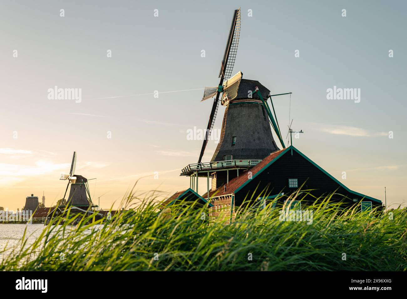 Ländliche Landschaft mit Windmühlen zur goldenen Stunde. Stockfoto