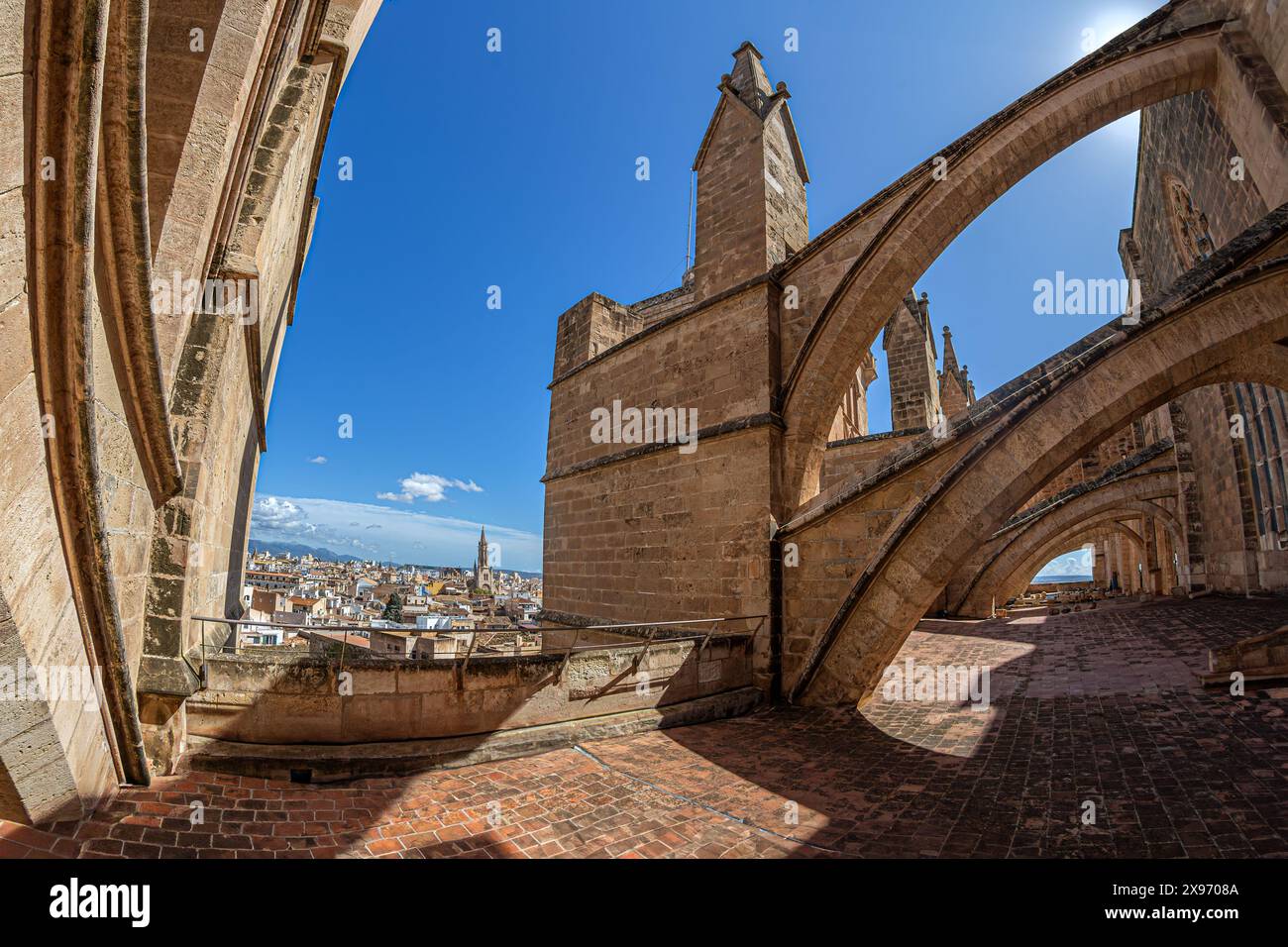 Terrasse der Kathedrale Santa Maria von Palma oder La Seu, eine gotische römisch-katholische Kathedrale in Palma, Mallorca, Spanien. Der Bau wurde von König begonnen Stockfoto
