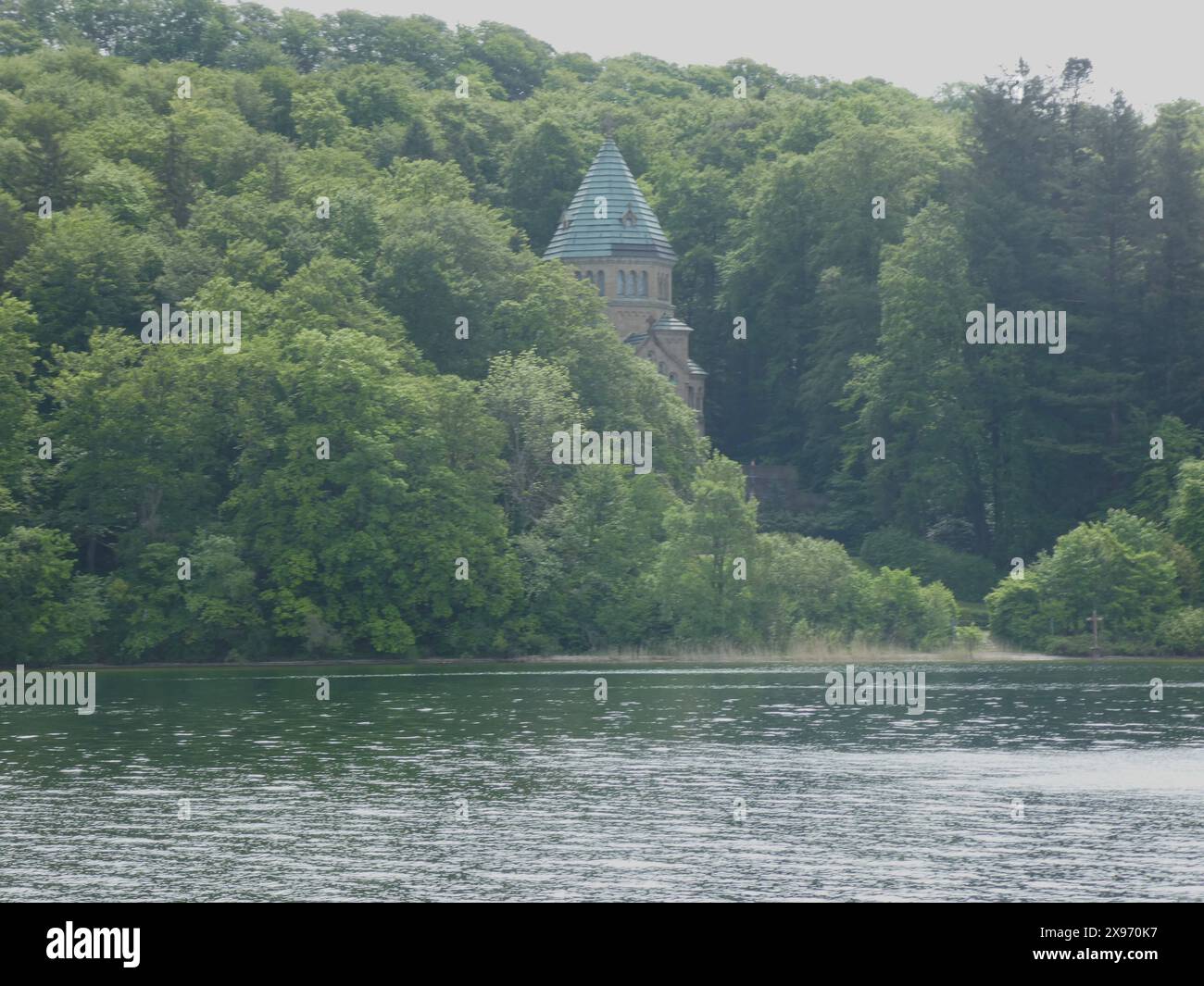 Sterbeort Ludwig II. Von Bayern Votivkirche und Gedenkkreuz am Sterbeort von Ludwig II. Von Bayern, *** Ludwig II. Von Bavarias Todesort Votivkirche und Gedenkkreuz an der Todesstelle Ludwigs II. Von Bayern, Copyright: XStopperx/xEibner-Pressefotox EP asr Stockfoto