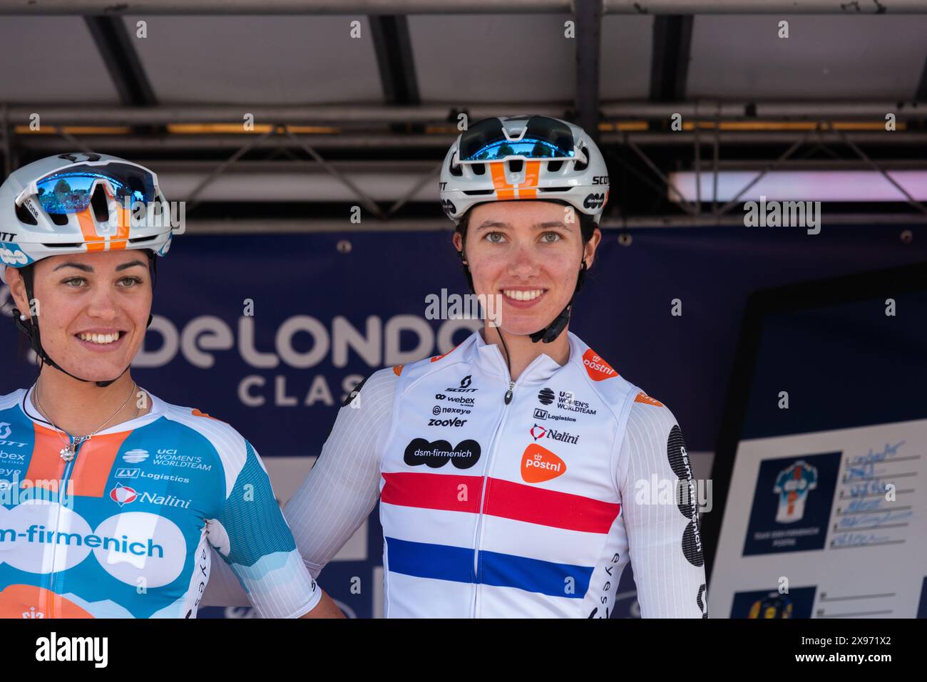 Fahrer des Teams DSM beim 2024 Ford RideLondon Classique Women's WorldTour Radrennen Stage Two in Maldon, Essex, Großbritannien. Pfeiffer Georgi Stockfoto