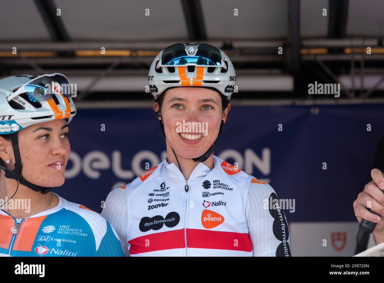 Fahrer des Teams DSM beim 2024 Ford RideLondon Classique Women's WorldTour Radrennen Stage Two in Maldon, Essex, Großbritannien. Pfeiffer Georgi Stockfoto