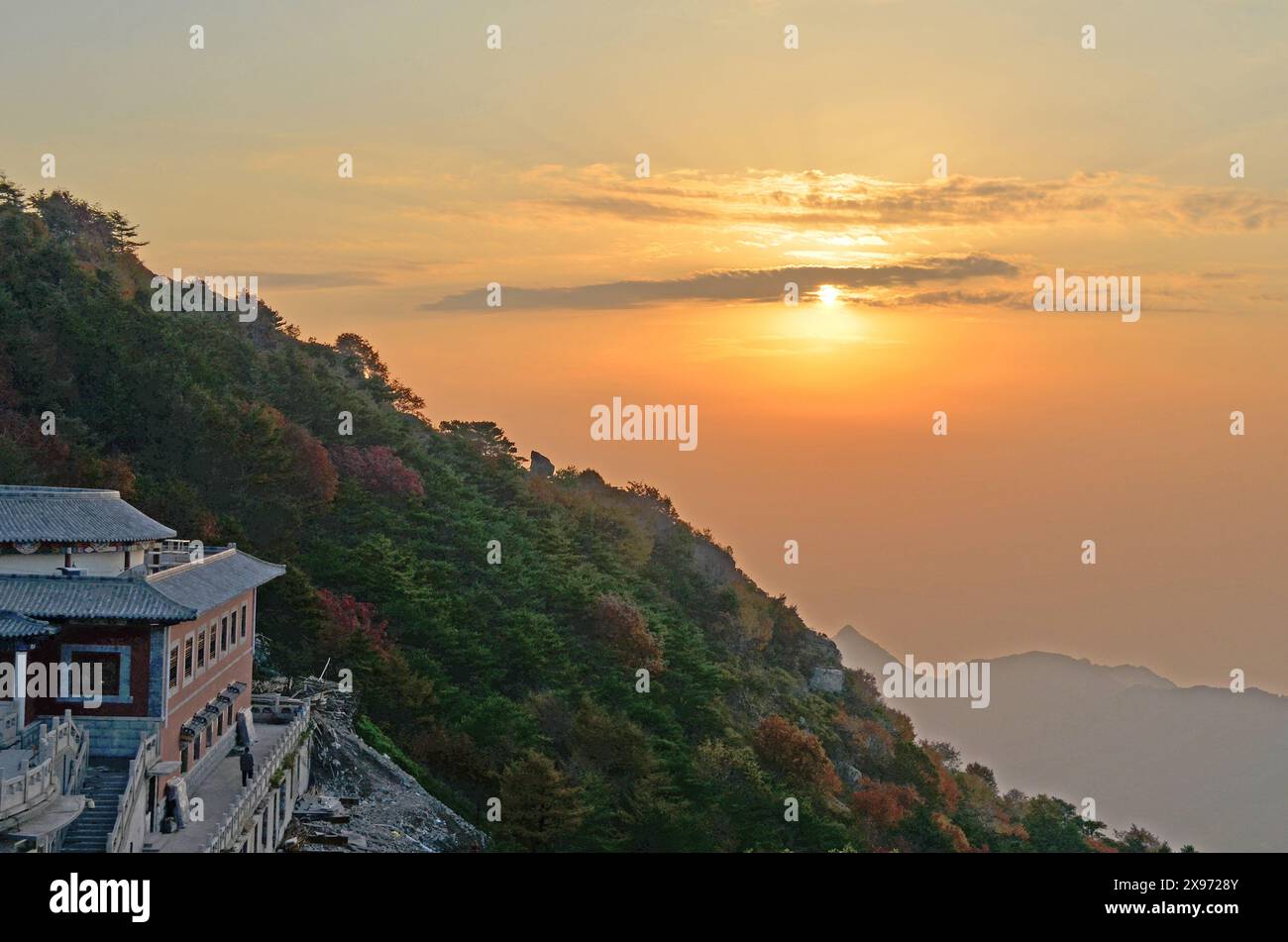 Sonnenuntergang auf dem Mount Taishan oder Mount Tai Sacred Mountain, Shandong, China Stockfoto
