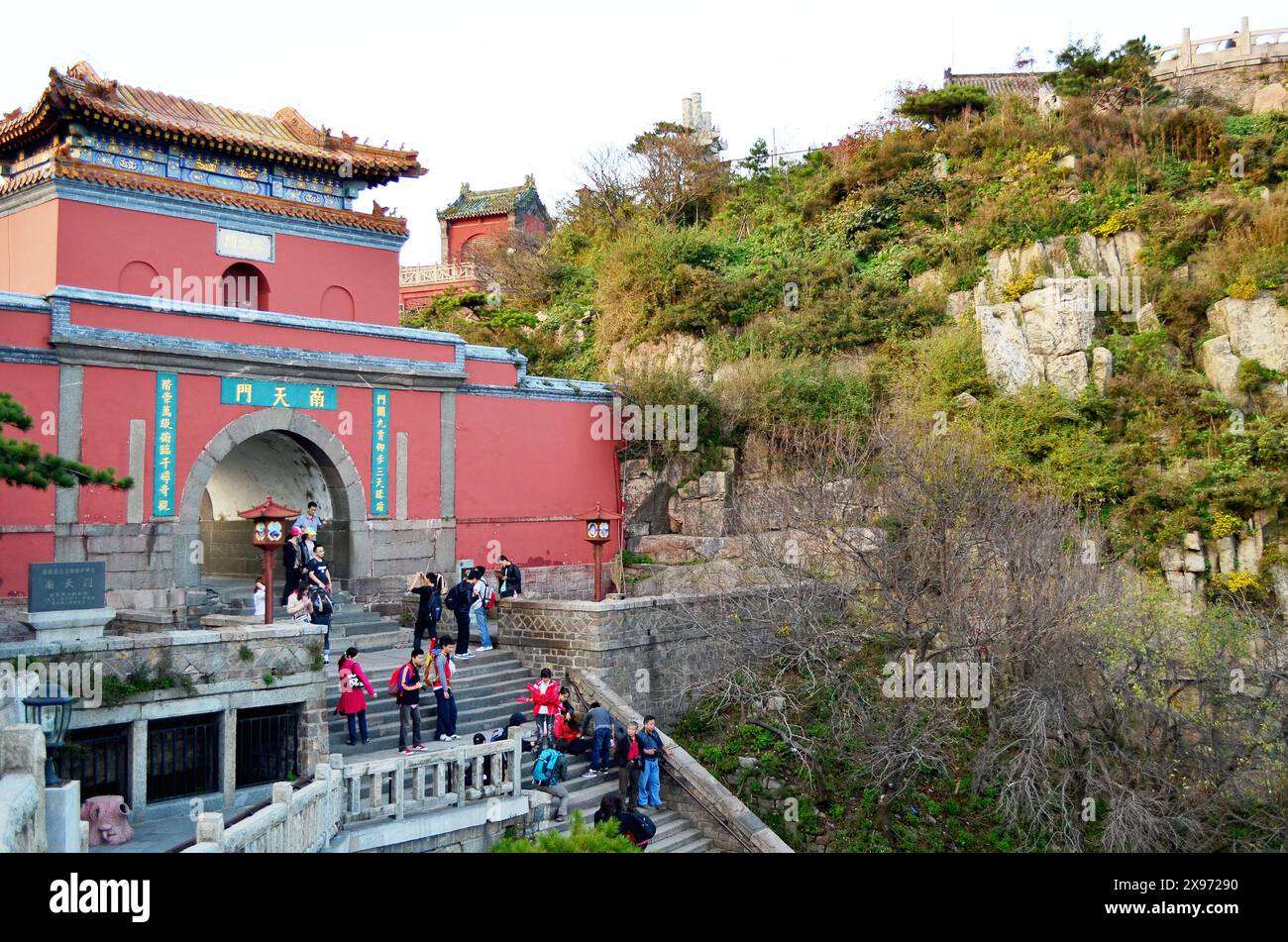 Das Südtor zum Himmel am Mount Taishan oder Mount Tai Sacred Mountain, Shandong, China Stockfoto