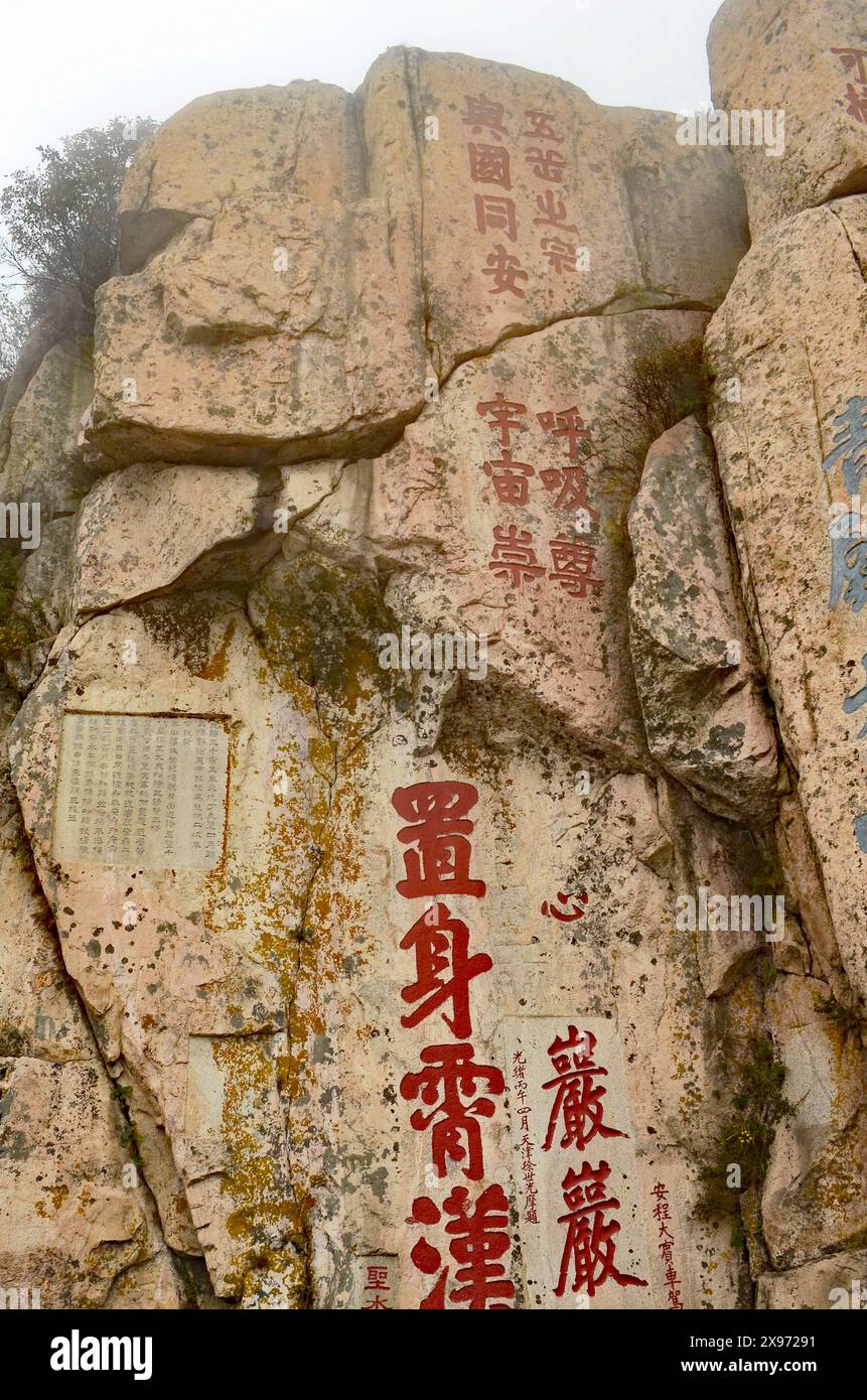 Felsinschriften am Mount Taishan oder Mount Tai Sacred Mountain, Shandong, China Stockfoto