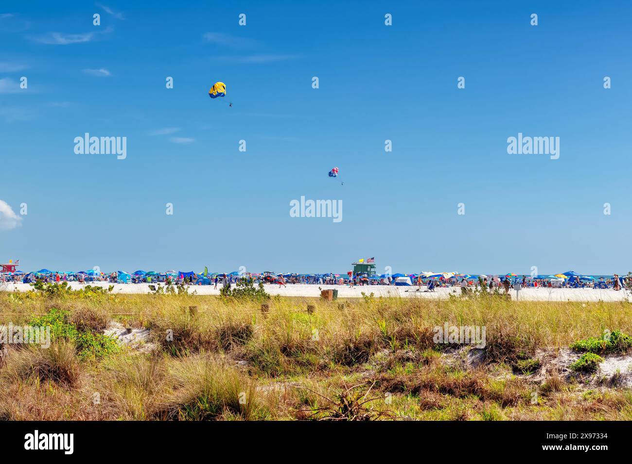 Wunderschöner sonniger Tag in Siesta Key Beach, Sarasota, Florida. Leuchtend blauer Himmel und Meer während der Frühlingsferien der Touristensaison. Stockfoto Wunderschöner sonniger Tag in Siesta Key Beach, Sarasota, Florida. Leuchtend blauer Himmel und Meer während der Frühlingsferien der Touristensaison. Stockfoto