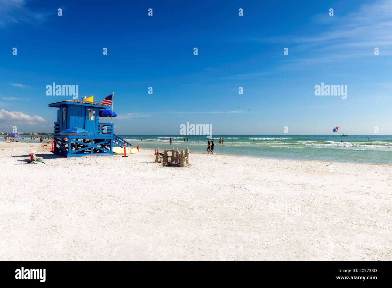 Rettungshütte am sonnigen Siesta Key Beach an einem schönen Sommertag mit Meer und blauem Himmel. Stockfoto Rettungshütte am sonnigen Siesta Key Beach an einem schönen Sommertag mit Meer und blauem Himmel. Stockfoto