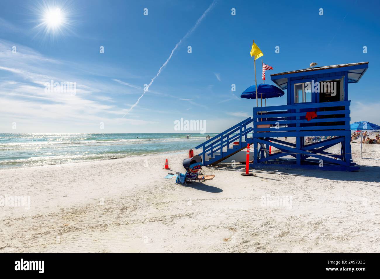 Rettungshütte am sonnigen Siesta Key Beach an einem schönen Sommertag mit Meer und blauem Himmel. Stockfoto Rettungshütte am sonnigen Siesta Key Beach an einem schönen Sommertag mit Meer und blauem Himmel. Stockfoto
