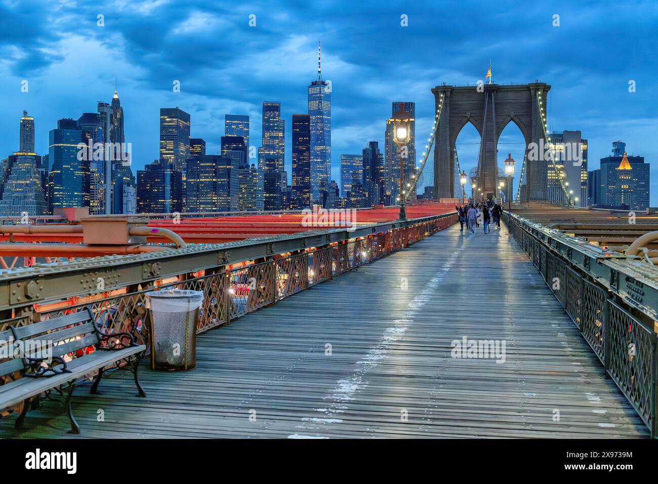 Brooklyn Bridge und Manhattan Skyline bei nächtlicher Beleuchtung Stockfoto