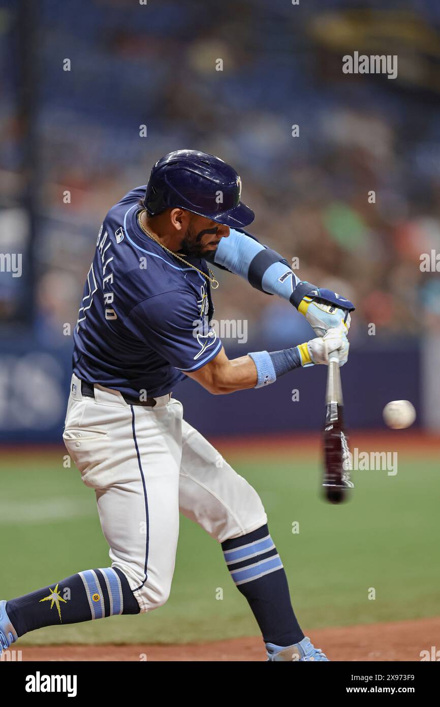 St. Petersburg, FL: Tampa Bay Rays Shortstop José Caballero (7) foult während eines MLB-Spiels gegen die Oakland Athletics am Dienstag, den 2. Mai, ein Spielfeld ab. Stockfoto