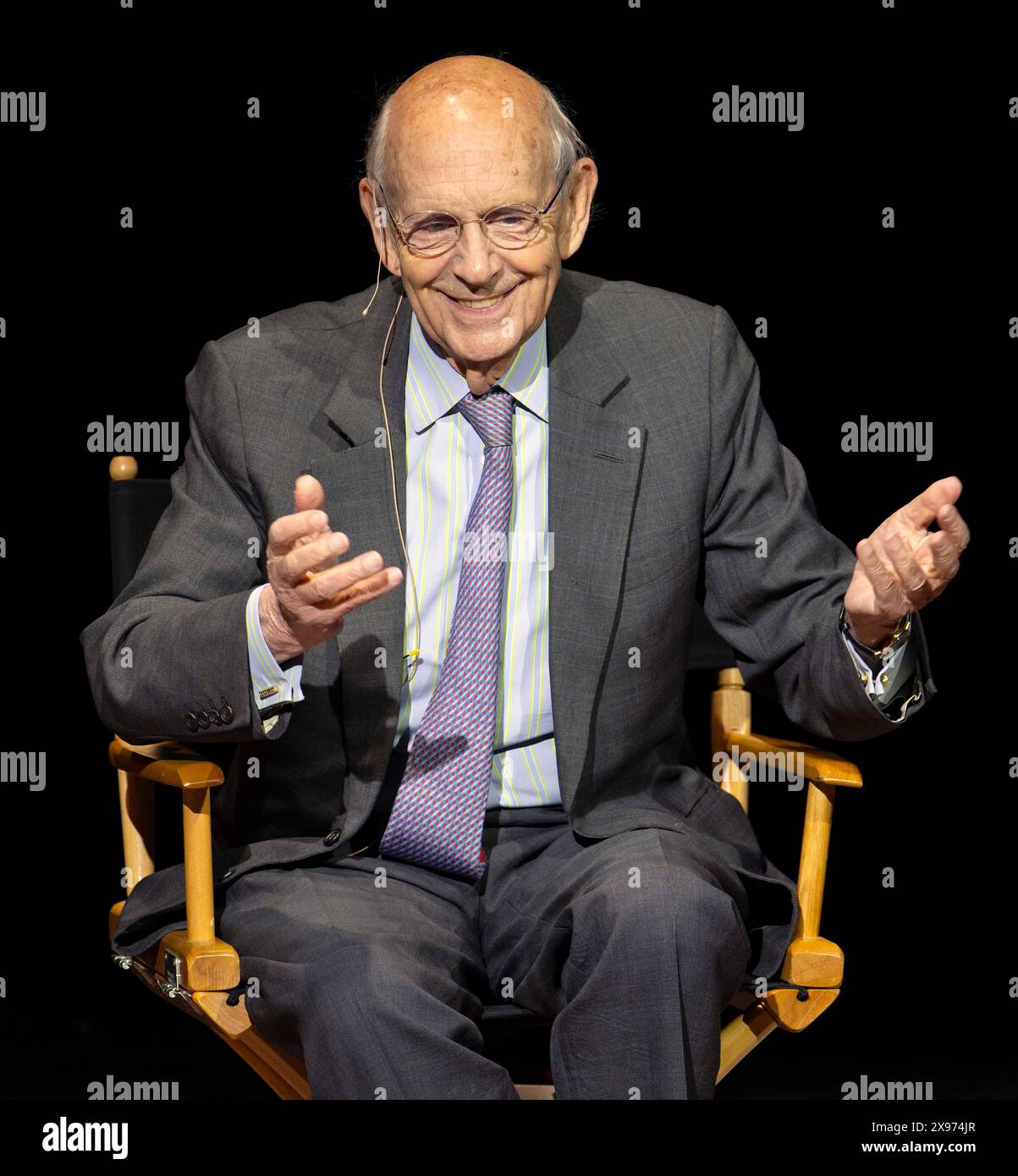 Los Angeles, Kalifornien, USA. Mai 2024. STEPHEN BREYER, ehemaliger Associate Justice des Obersten Gerichtshofs der USA, spricht während einer Live Talks-Veranstaltung in Los Angeles über sein Buch „Reading the Constitution: Why I Choose Pragmatism, Not Textualism“. (Kreditbild: © Brian Cahn/ZUMA Press Wire) NUR REDAKTIONELLE VERWENDUNG! Nicht für kommerzielle ZWECKE! Stockfoto