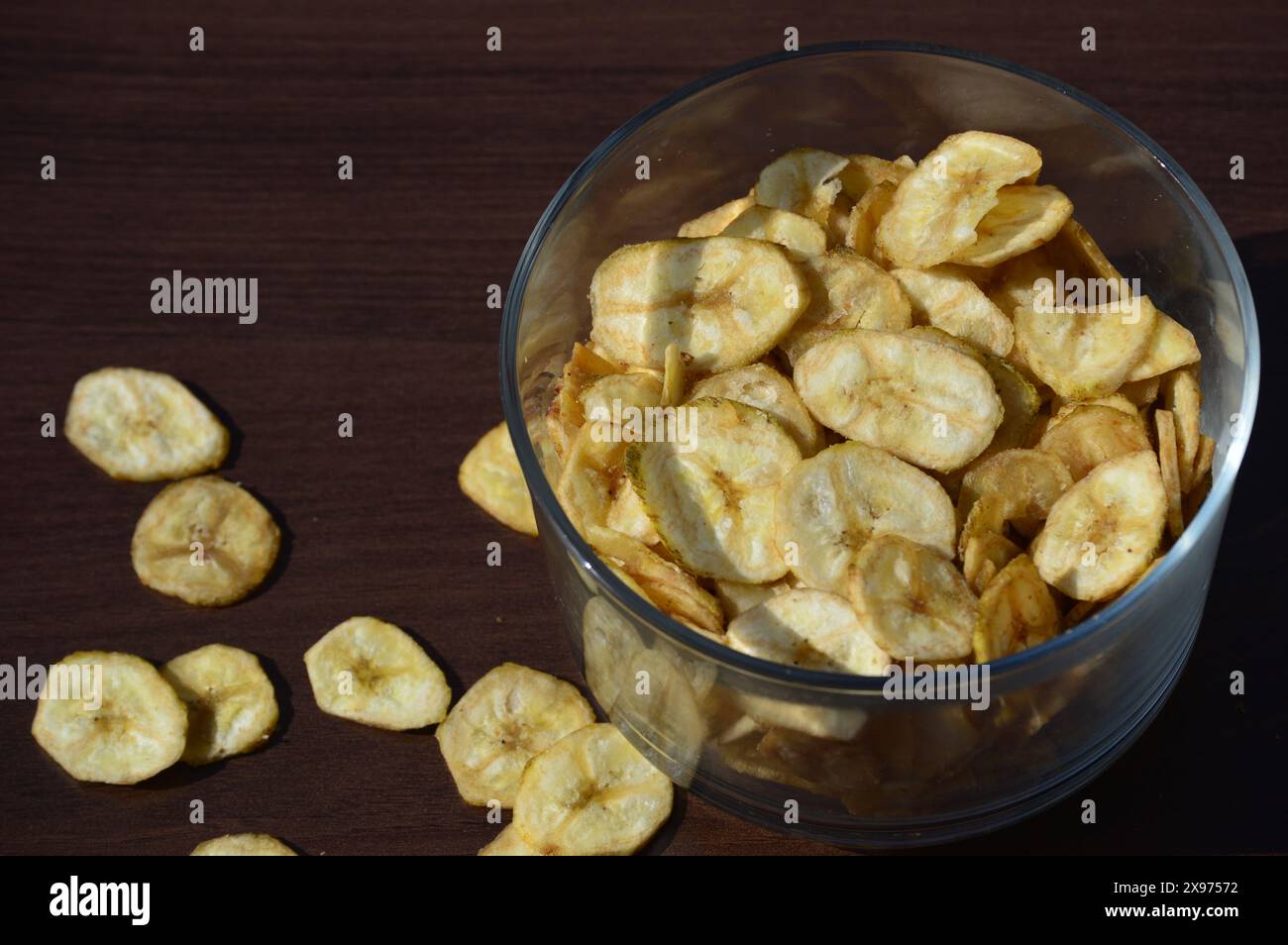 Bananenchips knuspriger, beliebter, frittierter traditioneller südindischer Teeshack. Kerala Indien. Hergestellt in Kokosöl auf Onam, Vishu, Diwali, Ramzan. Stockfoto Bananenchips knuspriger, beliebter, frittierter traditioneller südindischer Teeshack. Kerala Indien. Hergestellt in Kokosöl auf Onam, Vishu, Diwali, Ramzan. Stockfoto