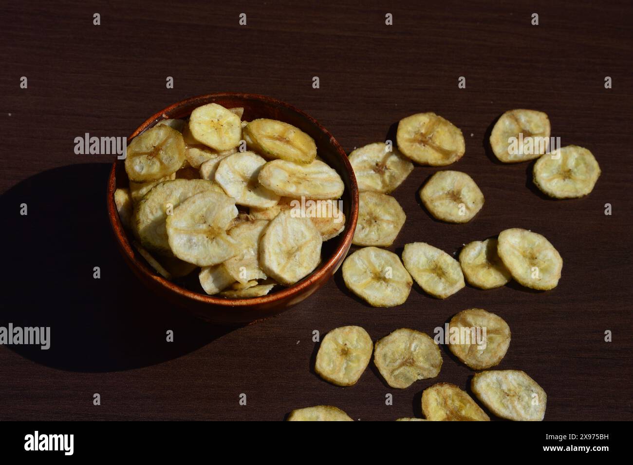 Bananenchips knuspriger, beliebter, frittierter traditioneller südindischer Teeshack. Kerala Indien. Hergestellt in Kokosöl auf Onam, Vishu, Diwali, Ramzan. Stockfoto Bananenchips knuspriger, beliebter, frittierter traditioneller südindischer Teeshack. Kerala Indien. Hergestellt in Kokosöl auf Onam, Vishu, Diwali, Ramzan. Stockfoto