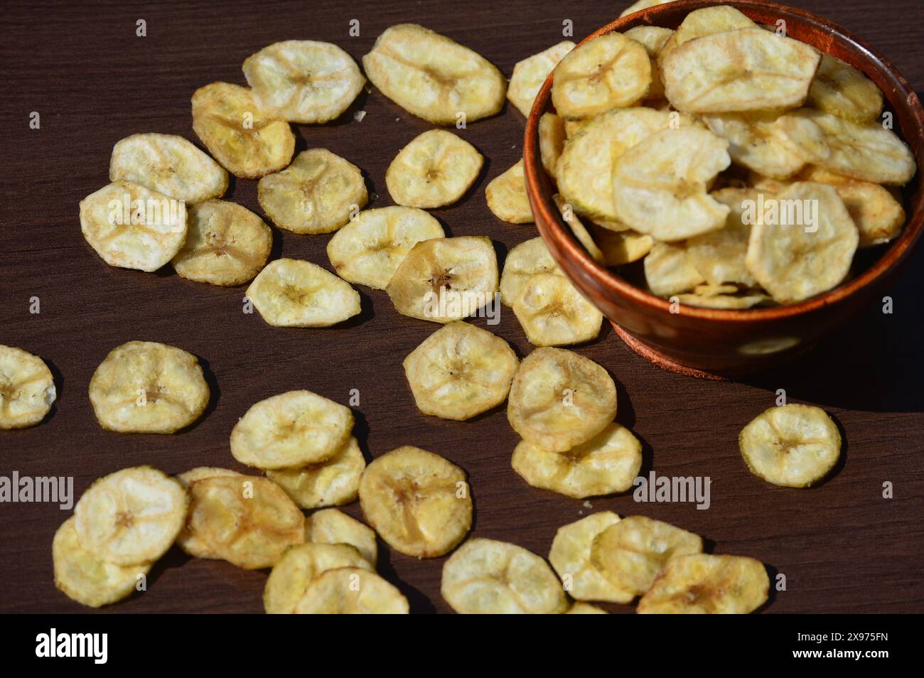 Bananenchips knuspriger, beliebter, frittierter traditioneller südindischer Teeshack. Kerala Indien. Hergestellt in Kokosöl auf Onam, Vishu, Diwali, Ramzan. Stockfoto Bananenchips knuspriger, beliebter, frittierter traditioneller südindischer Teeshack. Kerala Indien. Hergestellt in Kokosöl auf Onam, Vishu, Diwali, Ramzan. Stockfoto
