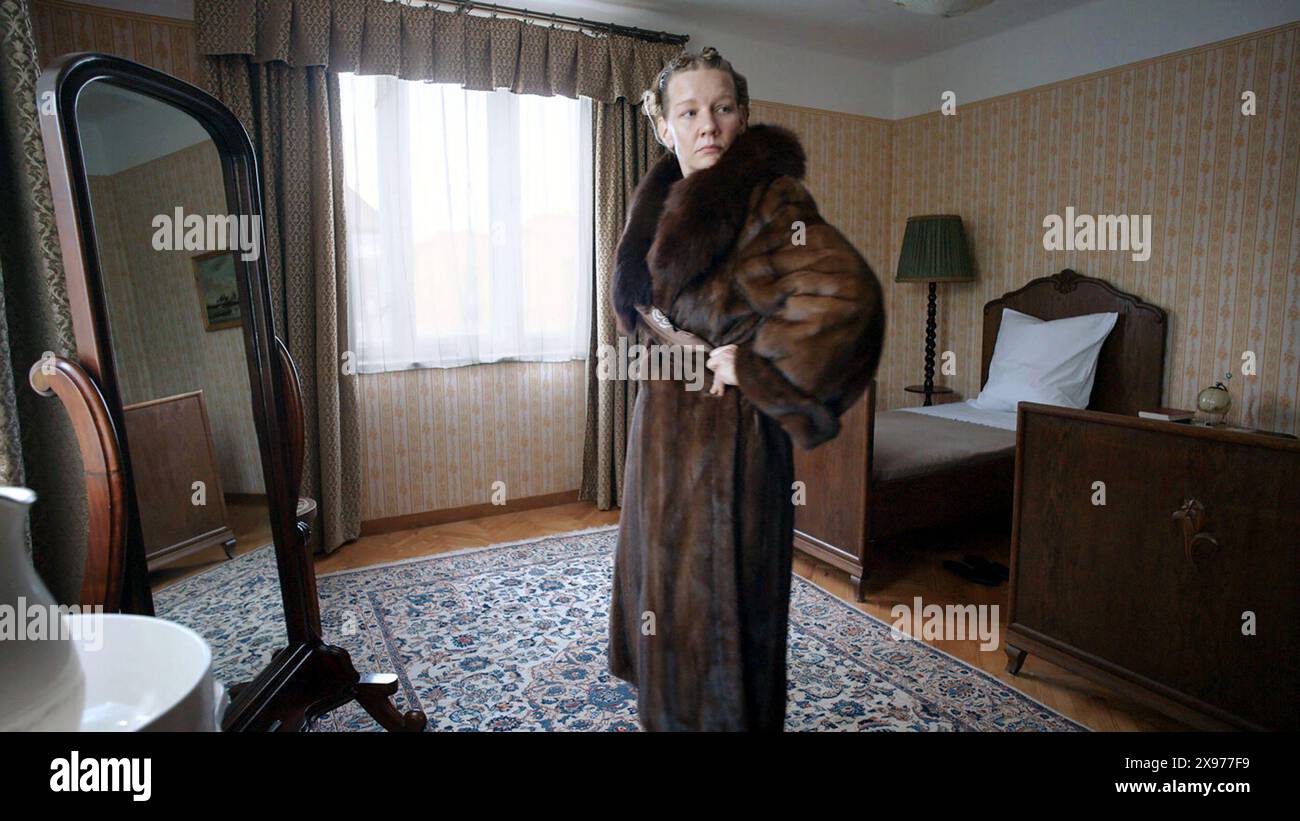 The Zone of Interest ist ein historisches Drama von Jonathan Glazer aus dem Jahr 2023, das von Großbritannien, den Vereinigten Staaten und Polen koproduziert wurde. Der Film basiert locker auf dem Roman von Martin Amis aus dem Jahr 2014 und konzentriert sich auf das Leben des Auschwitz-Kommandanten Rudolf Höss und seiner Frau Hedwig, die mit ihrer Familie in einem Heim in der „Interessenzone“ neben dem Konzentrationslager leben. Dieses Foto ist nur für redaktionelle Zwecke bestimmt und unterliegt dem Urheberrecht der Filmfirma und/oder des Fotografen, der von der Film- oder Produktionsfirma beauftragt wurde. Es kann nur durch Veröffentlichungen in Verbindung mit diesem Foto reproduziert werden Stockfoto