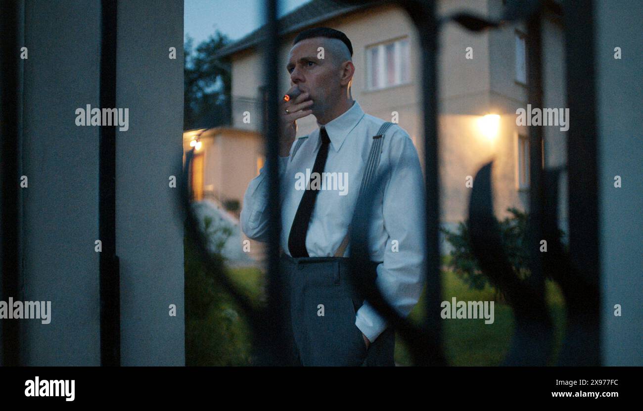 The Zone of Interest ist ein historisches Drama von Jonathan Glazer aus dem Jahr 2023, das von Großbritannien, den Vereinigten Staaten und Polen koproduziert wurde. Der Film basiert locker auf dem Roman von Martin Amis aus dem Jahr 2014 und konzentriert sich auf das Leben des Auschwitz-Kommandanten Rudolf Höss und seiner Frau Hedwig, die mit ihrer Familie in einem Heim in der „Interessenzone“ neben dem Konzentrationslager leben. Dieses Foto ist nur für redaktionelle Zwecke bestimmt und unterliegt dem Urheberrecht der Filmfirma und/oder des Fotografen, der von der Film- oder Produktionsfirma beauftragt wurde. Es kann nur durch Veröffentlichungen in Verbindung mit diesem Foto reproduziert werden Stockfoto