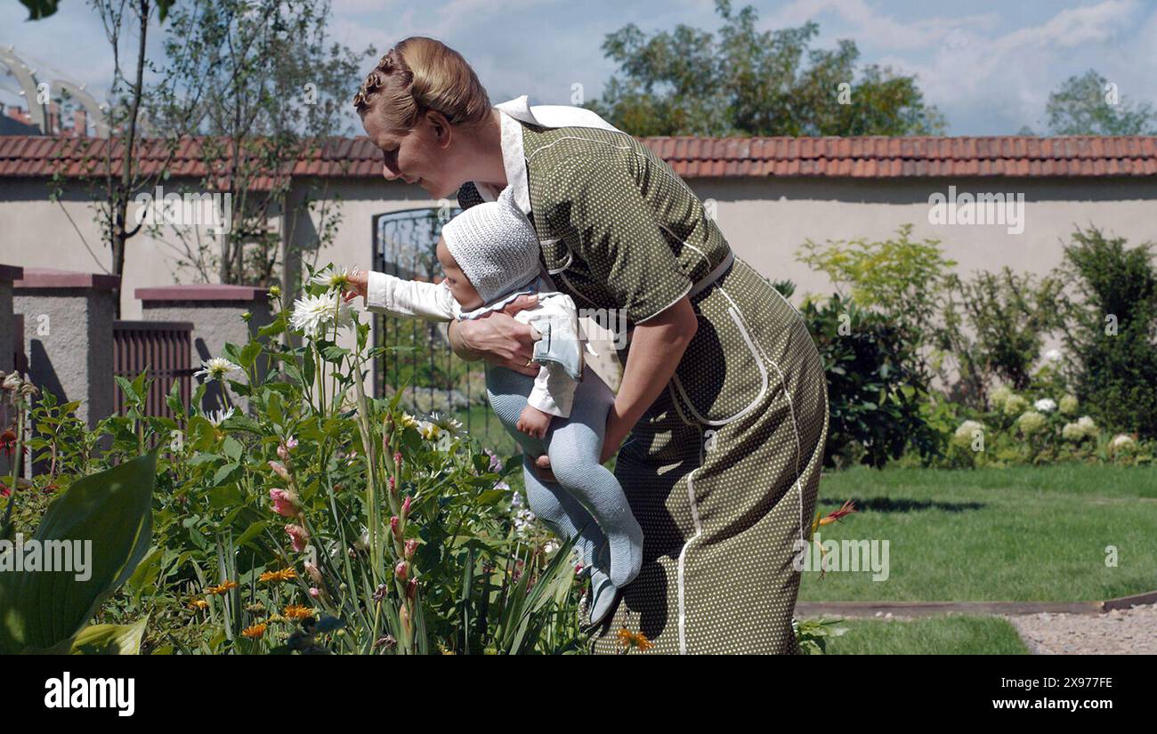 The Zone of Interest ist ein historisches Drama von Jonathan Glazer aus dem Jahr 2023, das von Großbritannien, den Vereinigten Staaten und Polen koproduziert wurde. Der Film basiert locker auf dem Roman von Martin Amis aus dem Jahr 2014 und konzentriert sich auf das Leben des Auschwitz-Kommandanten Rudolf Höss und seiner Frau Hedwig, die mit ihrer Familie in einem Heim in der „Interessenzone“ neben dem Konzentrationslager leben. Dieses Foto ist nur für redaktionelle Zwecke bestimmt und unterliegt dem Urheberrecht der Filmfirma und/oder des Fotografen, der von der Film- oder Produktionsfirma beauftragt wurde. Es kann nur durch Veröffentlichungen in Verbindung mit diesem Foto reproduziert werden Stockfoto