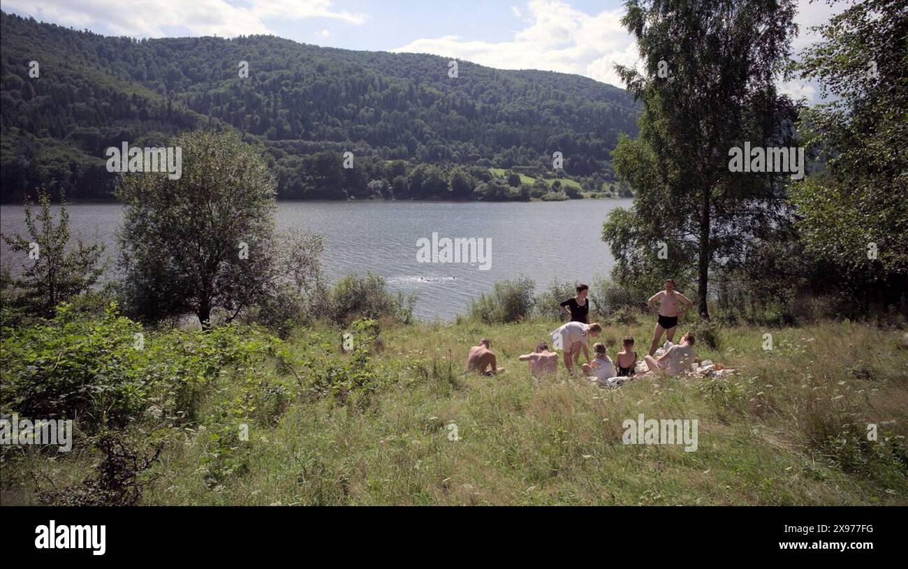 The Zone of Interest ist ein historisches Drama von Jonathan Glazer aus dem Jahr 2023, das von Großbritannien, den Vereinigten Staaten und Polen koproduziert wurde. Der Film basiert locker auf dem Roman von Martin Amis aus dem Jahr 2014 und konzentriert sich auf das Leben des Auschwitz-Kommandanten Rudolf Höss und seiner Frau Hedwig, die mit ihrer Familie in einem Heim in der „Interessenzone“ neben dem Konzentrationslager leben. Dieses Foto ist nur für redaktionelle Zwecke bestimmt und unterliegt dem Urheberrecht der Filmfirma und/oder des Fotografen, der von der Film- oder Produktionsfirma beauftragt wurde. Es kann nur durch Veröffentlichungen in Verbindung mit diesem Foto reproduziert werden Stockfoto