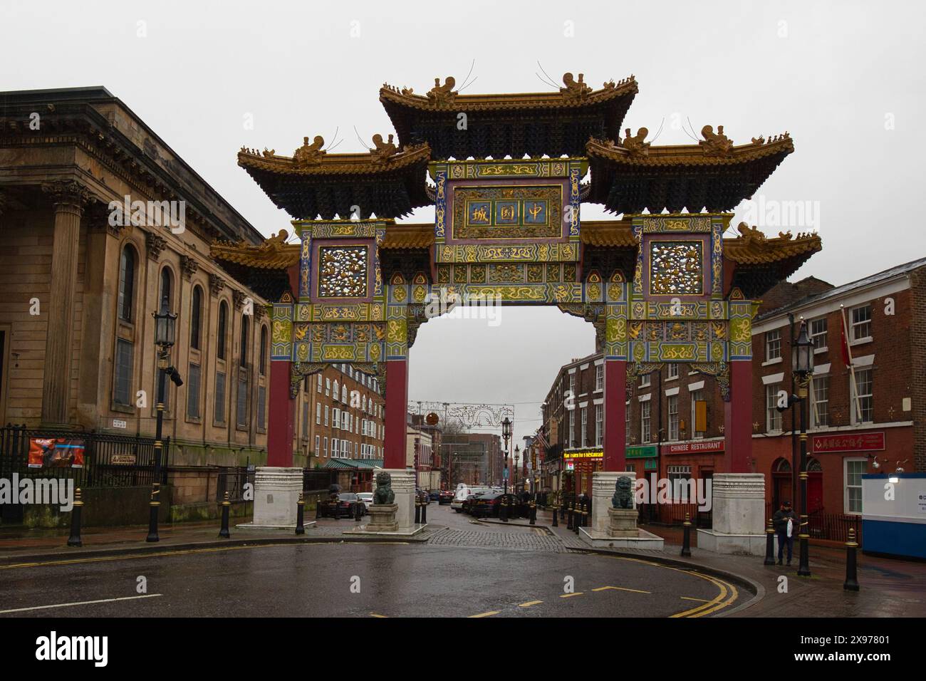 England, Liverpool - 2. Januar 2024: Der Chinese Arch in Nelson Street ist der höchste Chinese Arch in Europa. Stockfoto