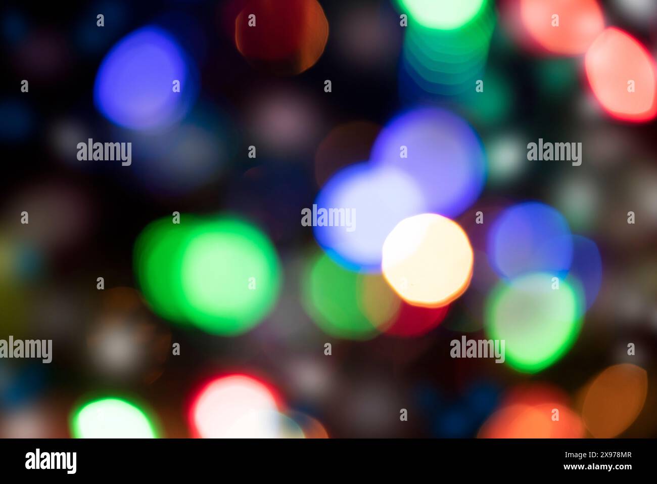 Mehrfarbiges Bokeh mit Nachtleben Hintergrund Stockfoto