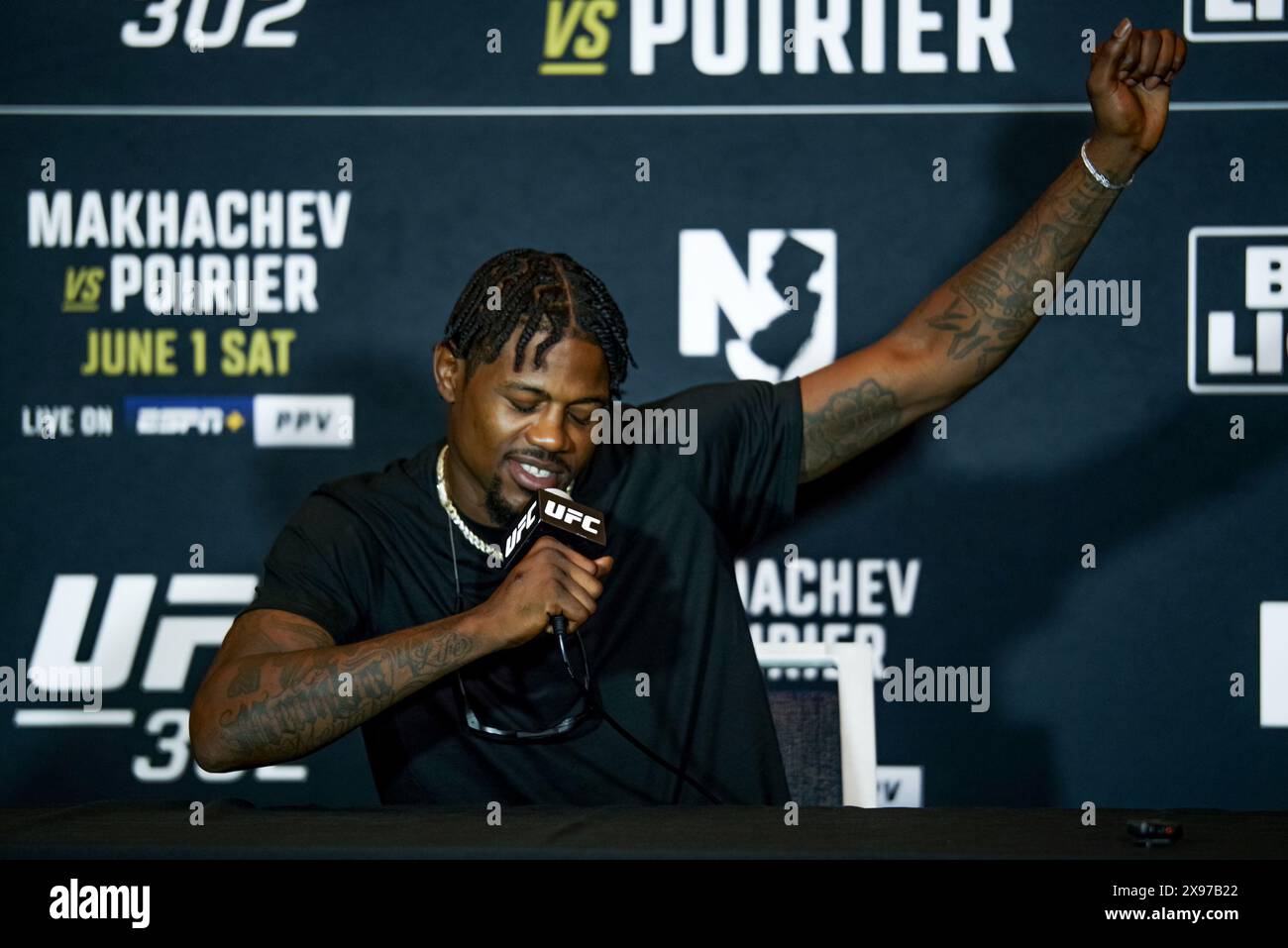 NEWARK, NJ - 29. MAI: Kevin Holland interagiert mit Medien während des UFC 302 Media Day im Prudential Center am 29. Mai 2024 in Newark, USA. (Foto: Matt Davies/PxImages) Credit: PX Images/Alamy Live News Stockfoto