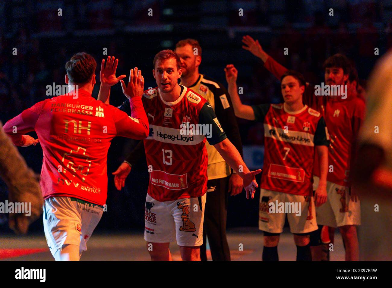 Einlaufen, Niklas Weller (HSV Handball, #13), Leif Tissier (HSV Handball, #7) GER, Handball Sport Verein Hamburg vs. ThSV Eisenach, Handball, Bundesliga, Spieltag 33, Saison 2023/2024, 29.05.2024 Foto: Eibner-Pressefoto/Maximilian Vincen Stockfoto