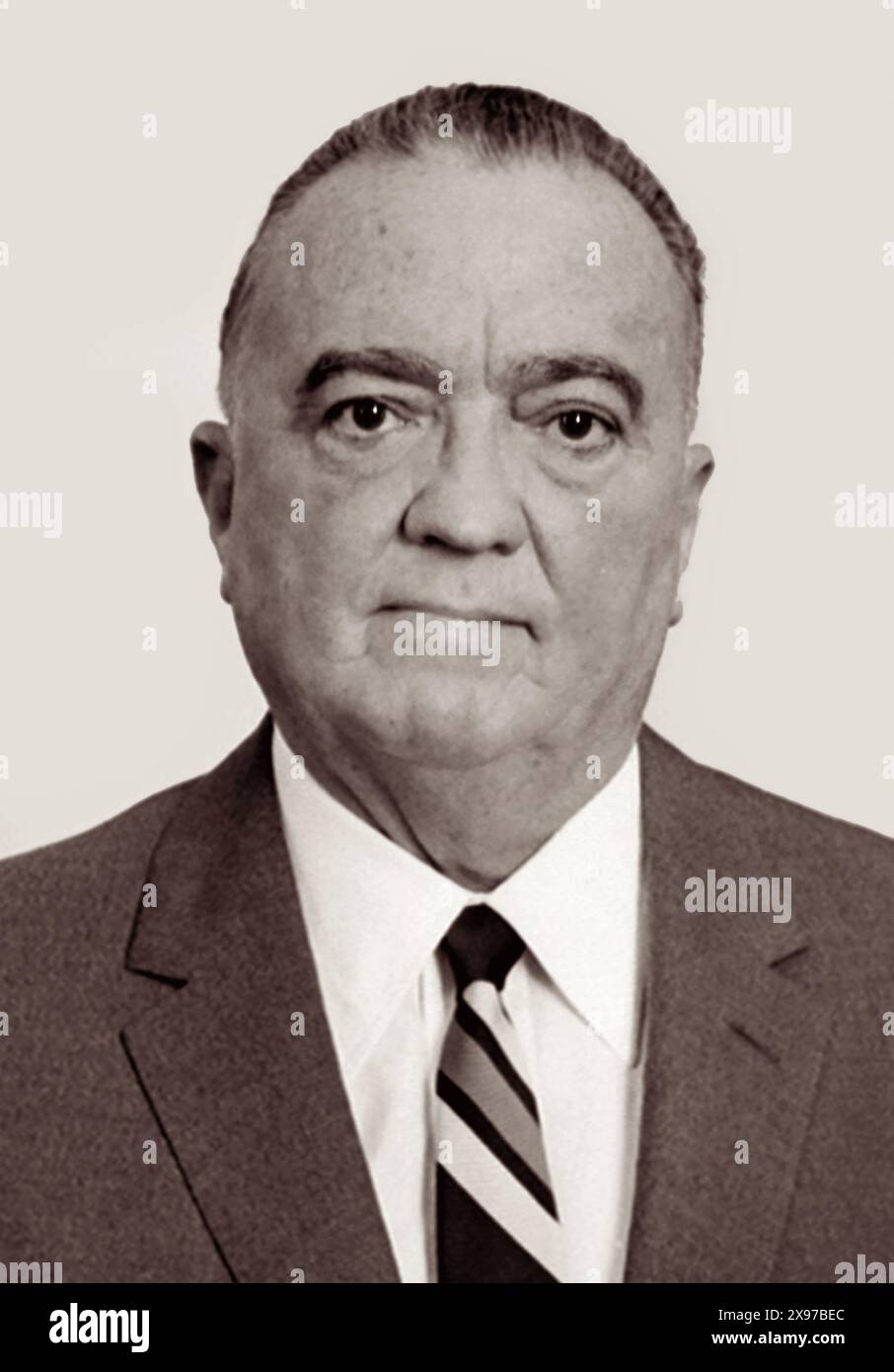 FBI-Direktor J. Edgar Hoover (1895–1972) im September 1961. Hoover war der letzte Direktor des Bureau of Investigation (BOI) und der erste Direktor des Federal Bureau of Investigation (FBI). Er diente insgesamt 48 Jahre als Leiter des BOI und des FBI unter acht Präsidenten. Stockfoto