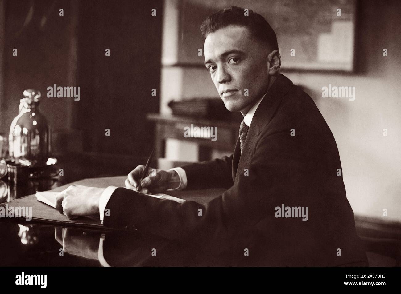 Direktor des Young Bureau of Investigation J. Edgar Hoover (1895-1972) an seinem Schreibtisch im Dezember 1924. Hoover war der letzte Direktor des Bureau of Investigation (BOI) und der erste Direktor des Federal Bureau of Investigation (FBI). Er diente insgesamt 48 Jahre als Leiter des BOI und des FBI unter acht Präsidenten. Stockfoto