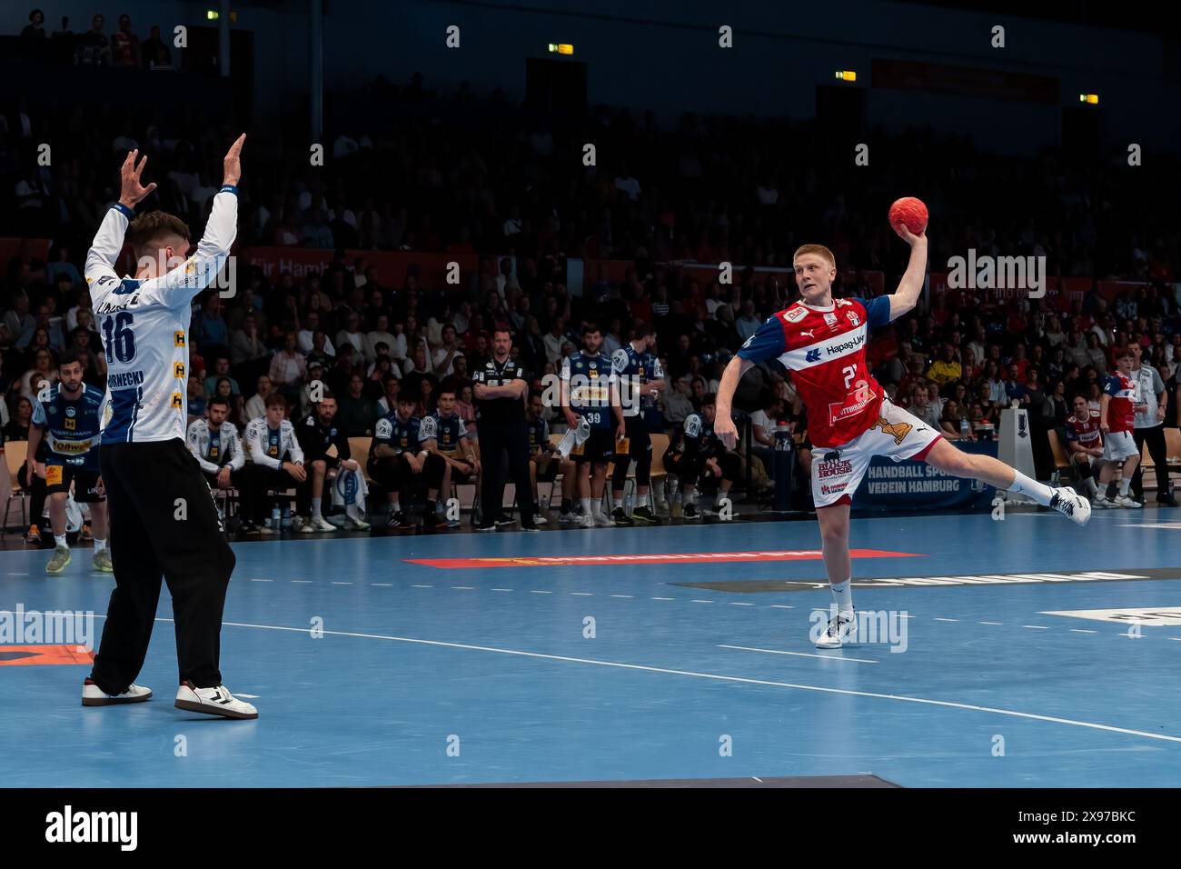 Frederik Bo Andersen (HSV Handball, #21) beim Siebenmeter Wurf GER, Handball Sport Verein Hamburg vs. ThSV Eisenach, Handball, Bundesliga, Spieltag 33, Saison 2023/2024, 29.05.2024 Foto: Eibner-Pressefoto/Maximilian Vincen Stockfoto