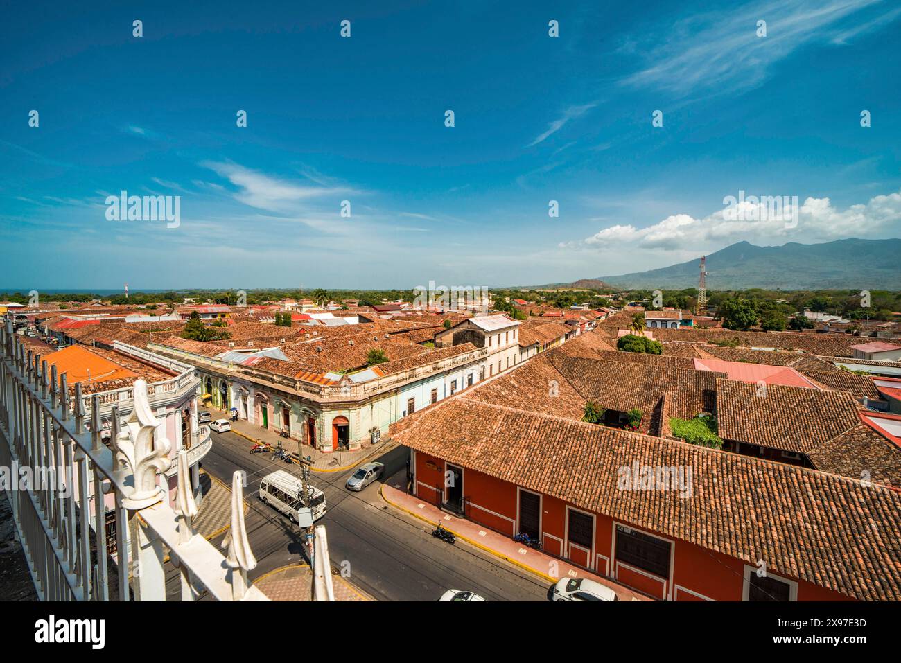 Blick von oben auf die Fassade einiger farbenfroher Kolonialgebäude in der Stadt Granada. Blick auf die gekachelten Dächer der farbenfrohen Gebäude in Granada Stockfoto