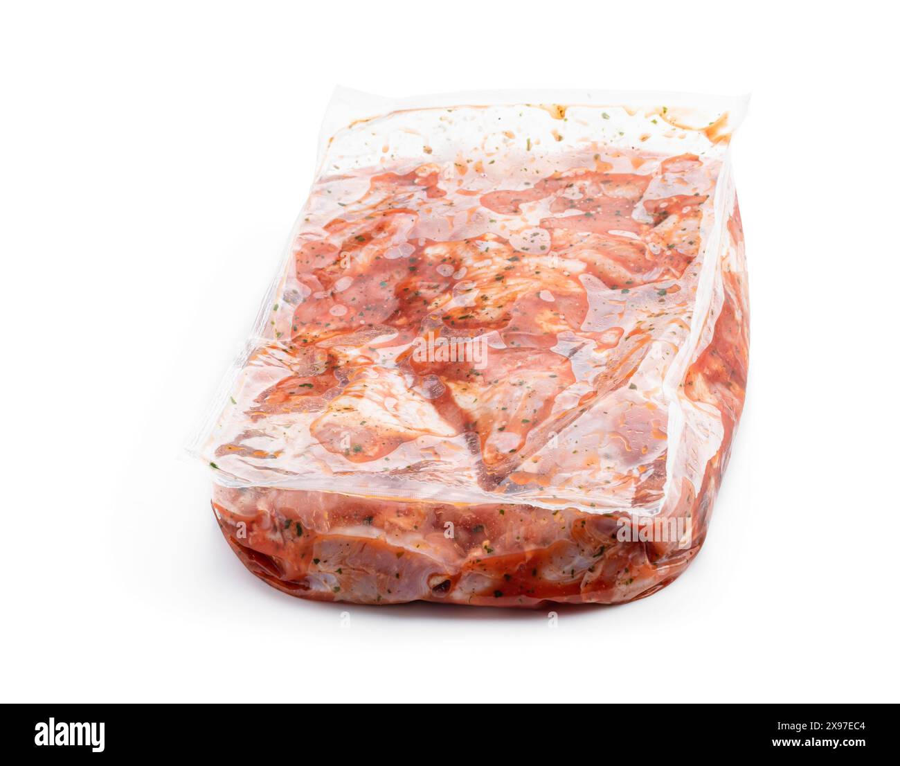 Rohes mariniertes Hühnerfleisch in Vakuumverpackung auf weißem Hintergrund Stockfoto Rohes mariniertes Hühnerfleisch in Vakuumverpackung auf weißem Hintergrund Stockfoto