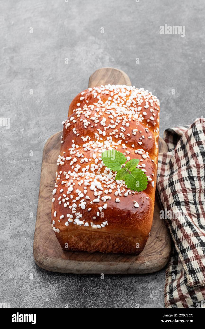 Süßes weißes Brot mit Zuckerstreuseln auf grauem Hintergrund Stockfoto Süßes weißes Brot mit Zuckerstreuseln auf grauem Hintergrund Stockfoto