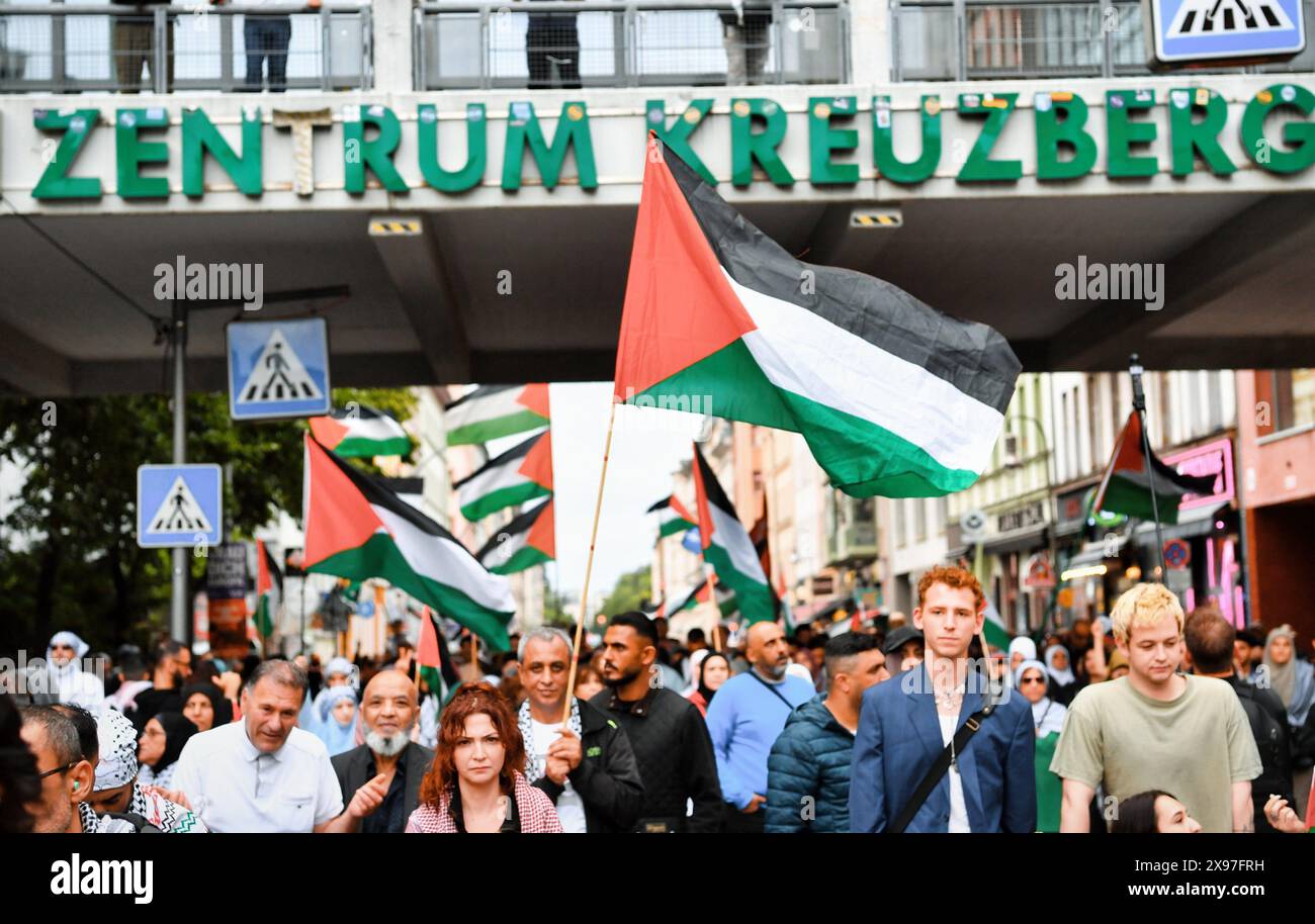 Berlin, Deutschland. Mai 2024. Während einer pro-palästinensischen Demonstration laufen Teilnehmer mit palästinensischen Fahnen auf einer Straße in Kreuzberg. Quelle: Paul Zinken/dpa/Alamy Live News Stockfoto