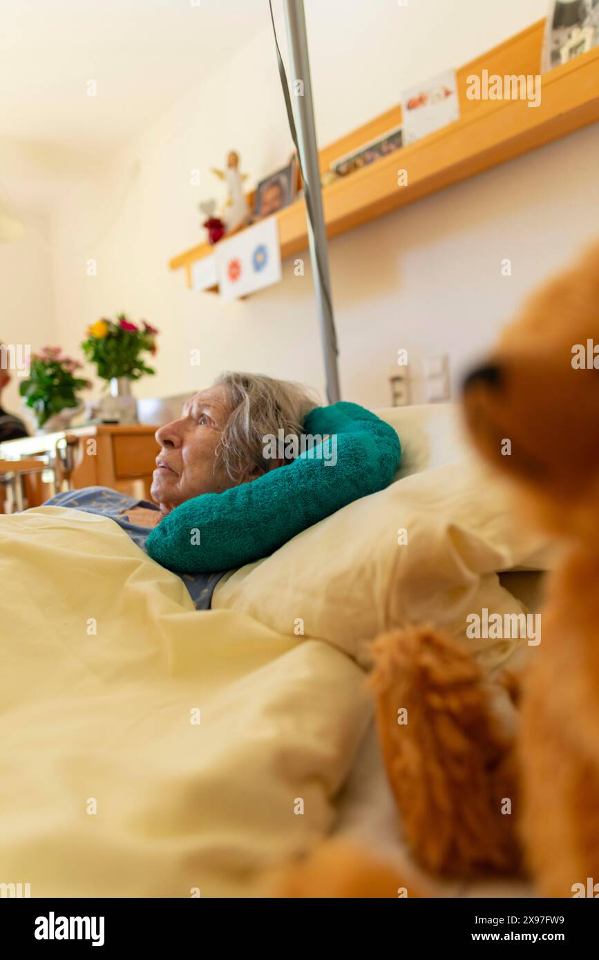 Seniorin mit Demenz in ihrem Zimmer in einem Altersheim, Porträt, Baden-Württemberg, Deutschland Stockfoto