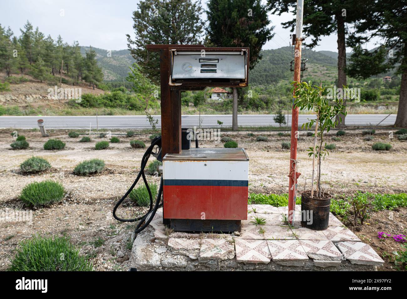 Eine alte und verlassene Gaspumpe an einer Tankstelle. Stockfoto