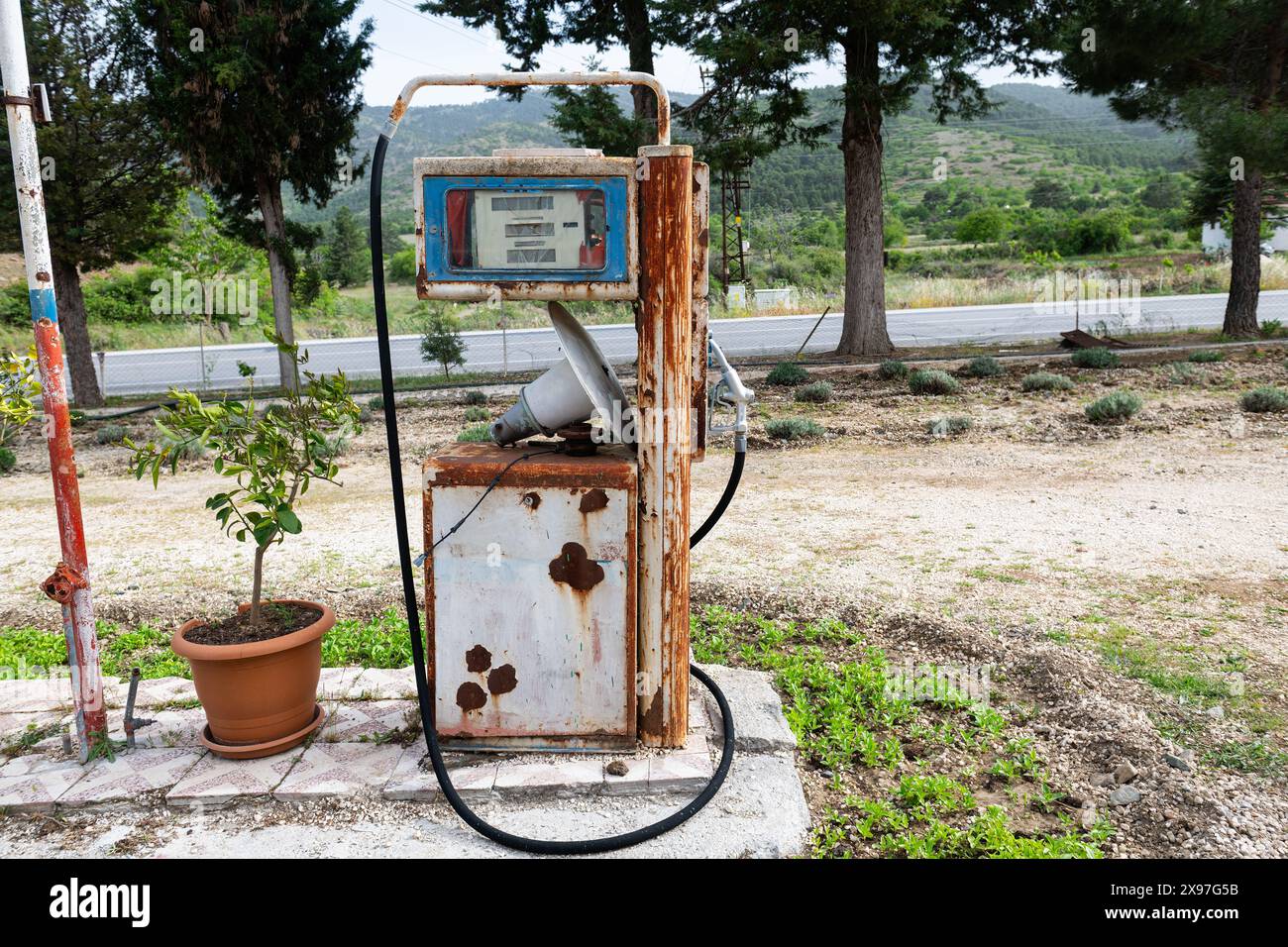 Eine alte und verlassene Gaspumpe an einer Tankstelle. Stockfoto
