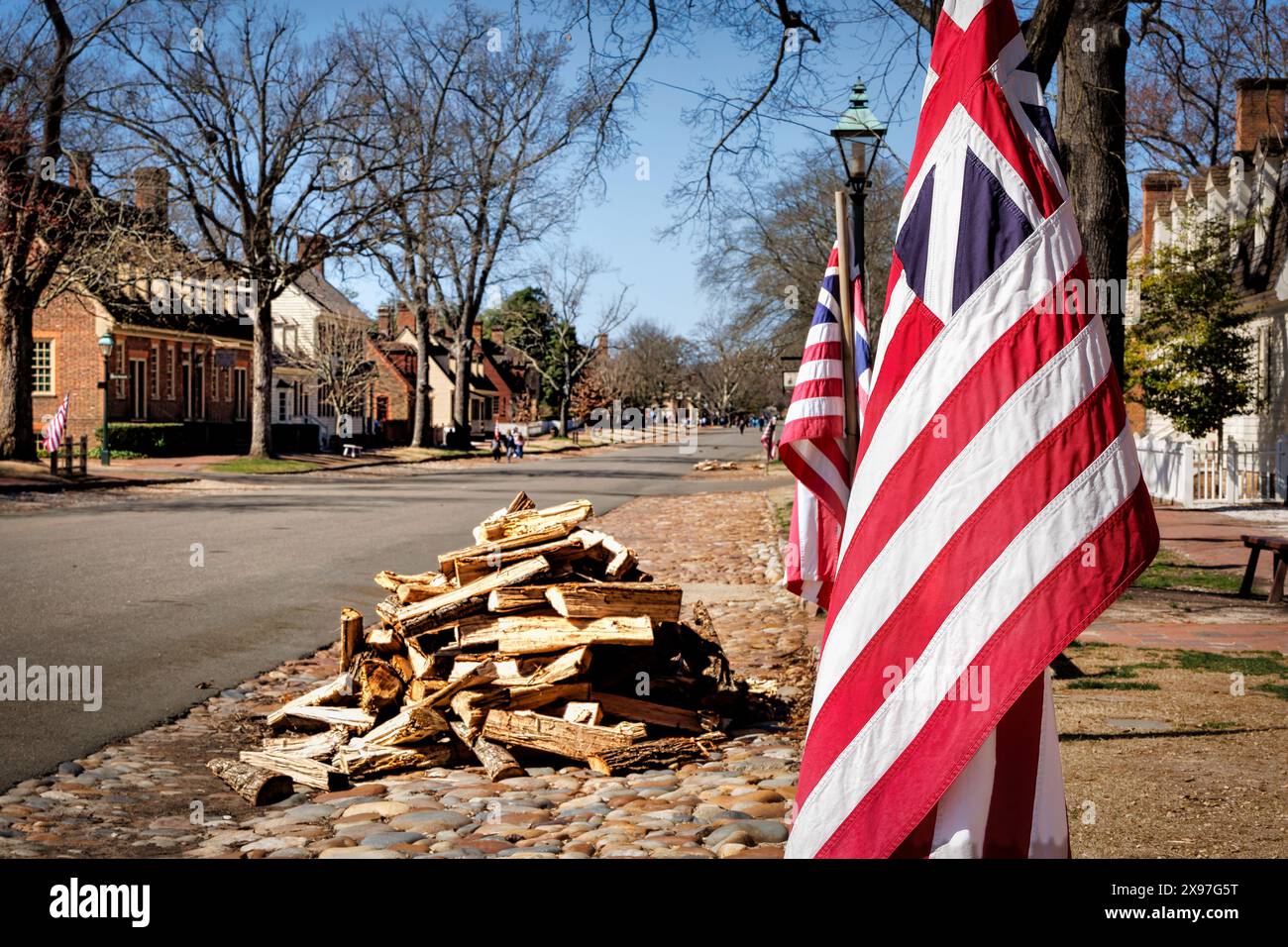 Zwei Grand Union Flaggen stehen auf der East Duke of Gloucester Street in Colonial Williamsburg, Virginia. Stockfoto Zwei Grand Union Flaggen stehen auf der East Duke of Gloucester Street in Colonial Williamsburg, Virginia. Stockfoto