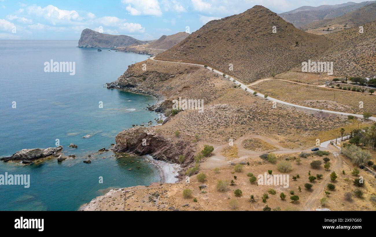 Luftaufnahme von erhöhter Position am kleinen versteckten Strand Loutra Beach im Vordergrund, rechte Autobahn über der Südküste Kretas auf Libyen Stockfoto