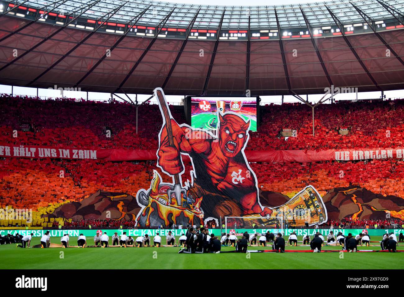Red Devil mit Tasse, Choreo, Choreografie, Fan Action Fan Block, Fans, Fan Curve, Flaggen, Flaggen, Atmosphäre, atmosphärisch, 1. FC Kaiserslautern, 81 Stockfoto