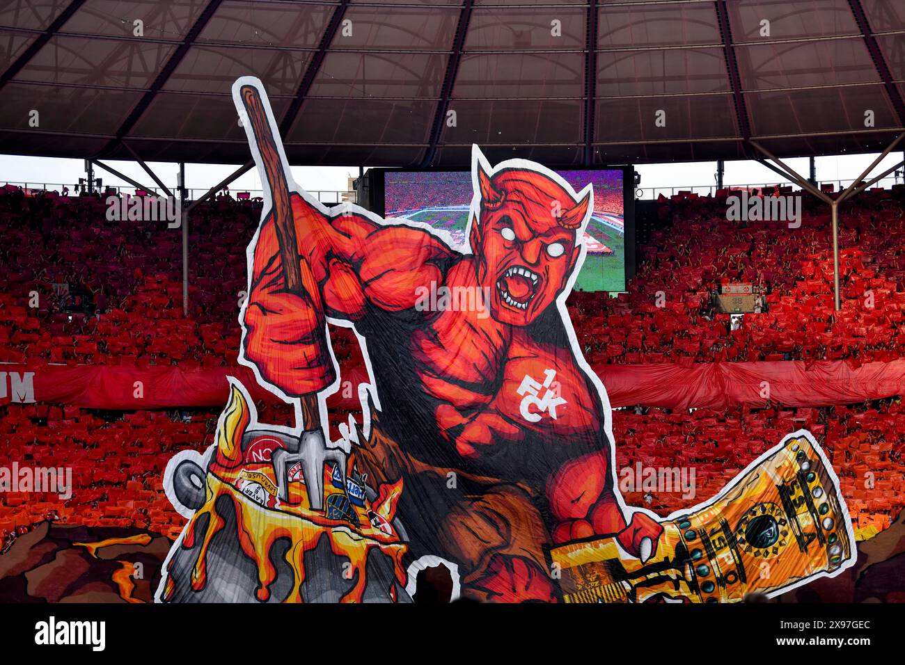 Red Devil mit Tasse, Choreo, Choreografie, Fan Action Fan Block, Fans, Fan Curve, Flaggen, Flaggen, Atmosphäre, atmosphärisch, 1. FC Kaiserslautern, 81 Stockfoto