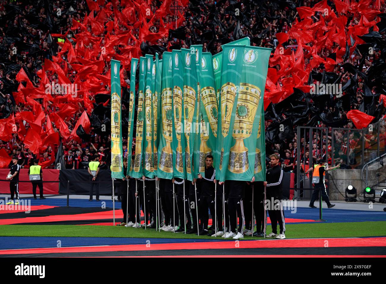 Fahnen, DFB-Fahnen vor der Fankurve, Fanblock, viele Fans in rot, atmosphärisch, Bayer 04 Leverkusen, 81. DFB-Cup-Finale 2024, Olympiastadion Stockfoto