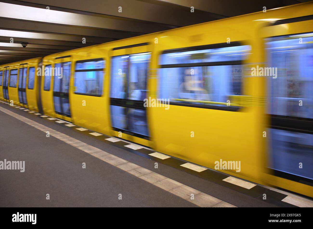 Ankunft der U-Bahn-Linie U2, Bewegungseffekt, Haltestelle, Bahnsteig, Bahnhof Theodor-Heuss-Platz, Berlin, Deutschland Stockfoto