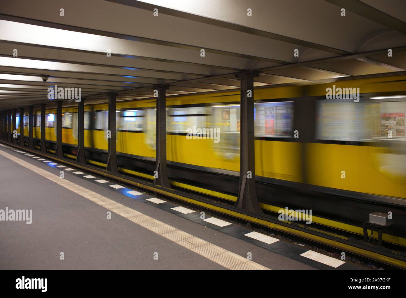 Ankunft der U-Bahn-Linie U2, Bewegungseffekt, Haltestelle, Bahnsteig, Bahnhof Theodor-Heuss-Platz, Berlin, Deutschland Stockfoto