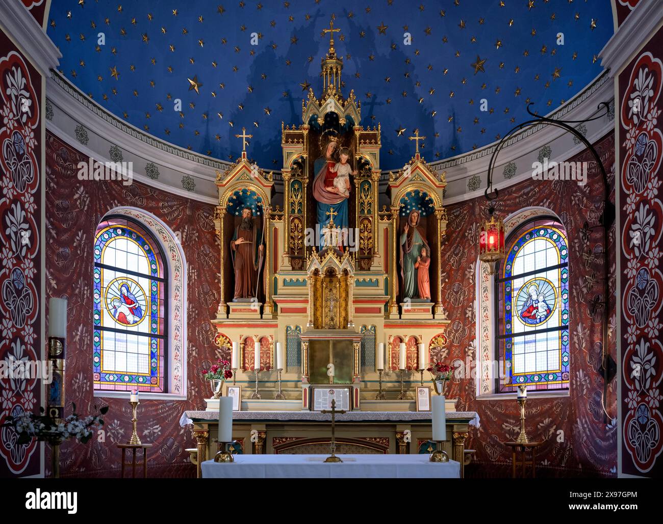 Innenansicht des Hochaltars, Chors, St. Marien am Behnitz, Marienkirche, zweitälteste katholische Kirche in Berlin, Spandau, Berlin Stockfoto